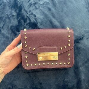 Little bit of scratches on licker . But very stylish bag FURLA.